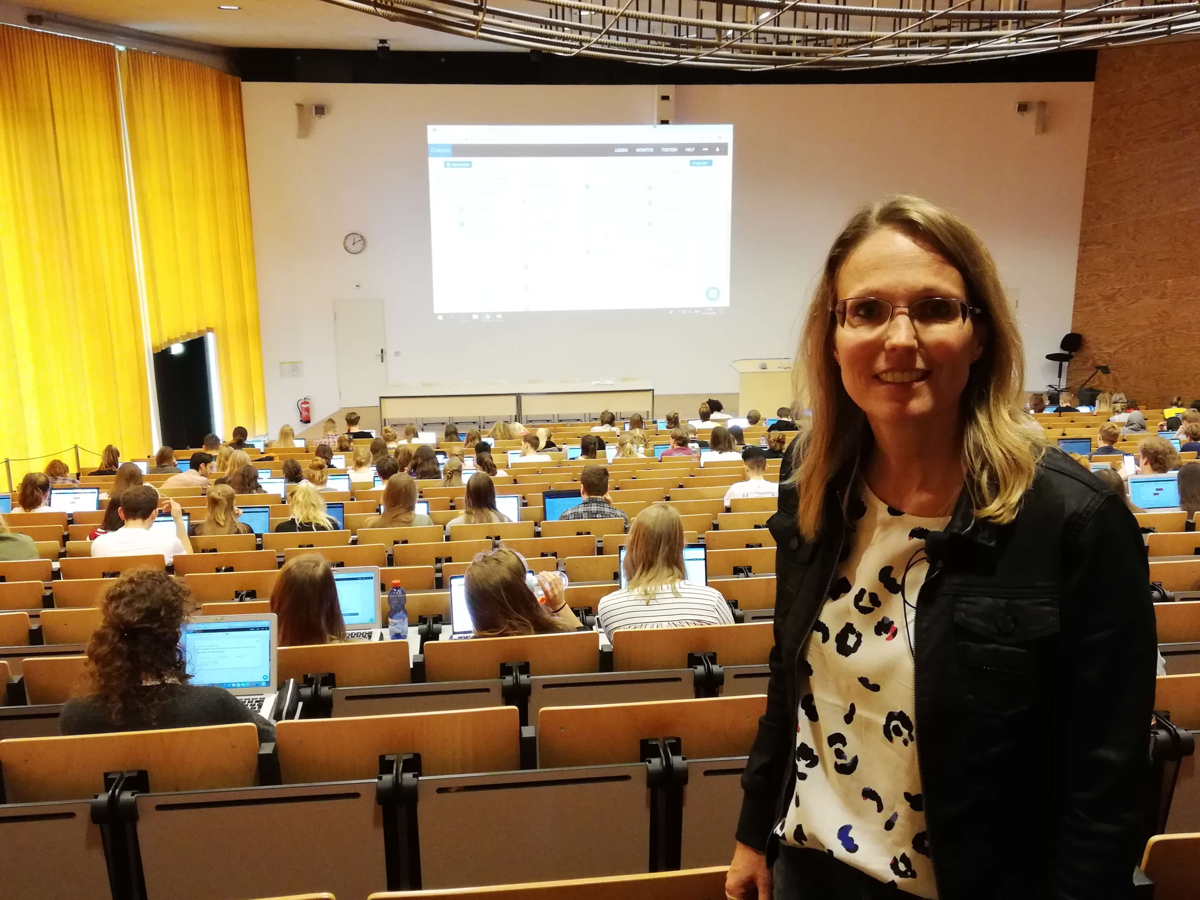 A teacher from the University of Utrecht standing in front of her class